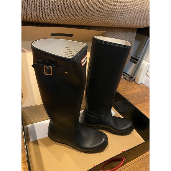 HUNTER Tall Black Rain boots (W size 8) - Picture 5 of 11